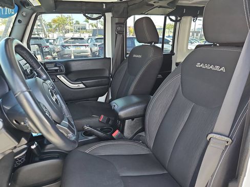 Used 2017 Jeep Wrangler Unlimited Sahara w/ Connectivity Group AWD/4WD image 15