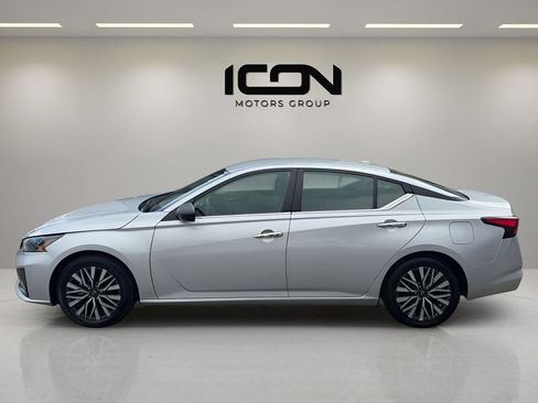 Used 2024 Nissan Altima 2.5 SV FWD image 2