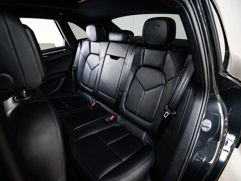 Certified 2024 Porsche Macan AWD/4WD image 24