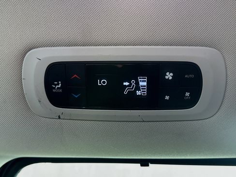 Used 2023 Chrysler Pacifica Touring-L FWD image 23