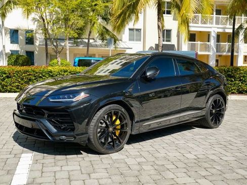 Used 2022 Lamborghini Urus image 2