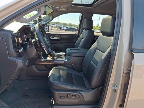 Used 2022 Chevrolet Silverado 1500 LT Trail Boss w/ LT Trail Boss Premium Package AWD/4WD image 11