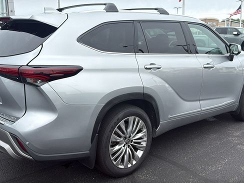Certified 2024 Toyota Highlander Platinum AWD/4WD image 7