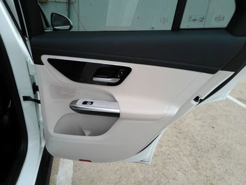 Used 2024 Mercedes-Benz GLC 300 SUV image 25