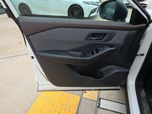 Used 2023 Nissan Rogue S image 11