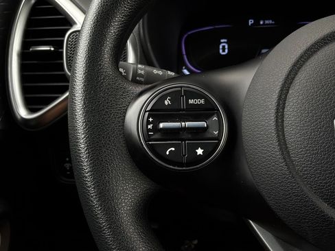 Used 2025 Kia Soul LX w/ LX Technology Package FWD image 31