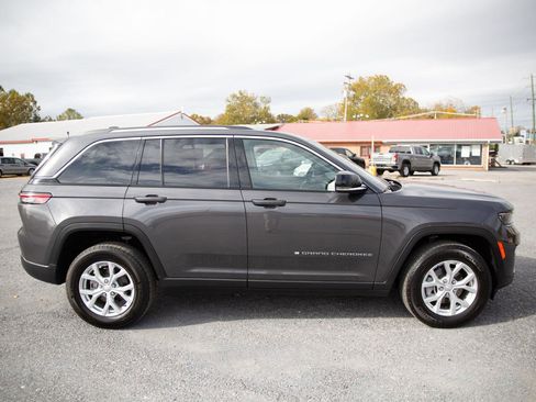 Used 2023 Jeep Grand Cherokee Limited image 2