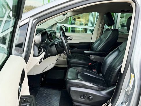 Used 2020 Chrysler Pacifica Touring-L image 12