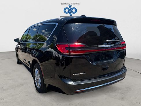 Used 2025 Chrysler Pacifica Select FWD image 4