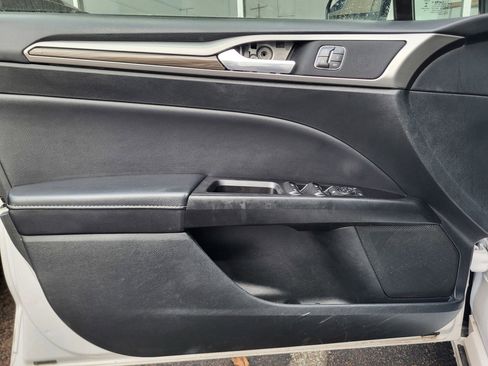 Used 2017 Ford Fusion SE w/ Fusion SE Technology Package image 11