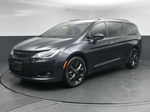Used 2019 Chrysler Pacifica Touring-L Plus w/ Advanced Safetytec Group FWD image 3