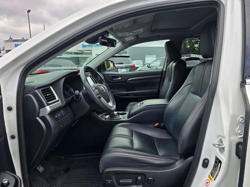 Used 2019 Toyota Highlander SE AWD/4WD image 3