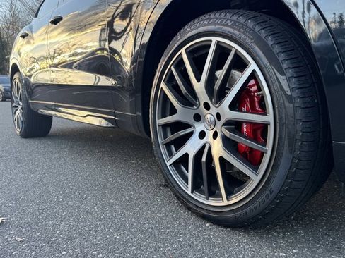 Used 2022 Maserati Levante Trofeo image 10