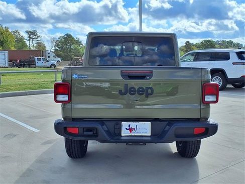 New 2025 Jeep Gladiator Sport image 9