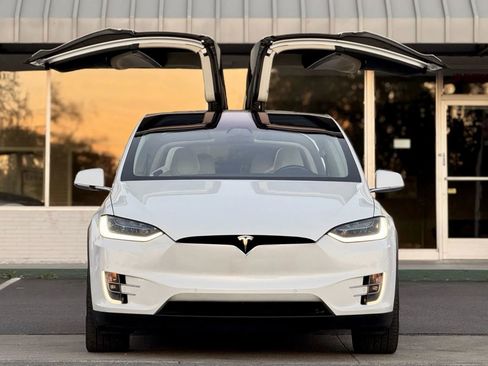 Used 2018 Tesla Model X 100D image 3