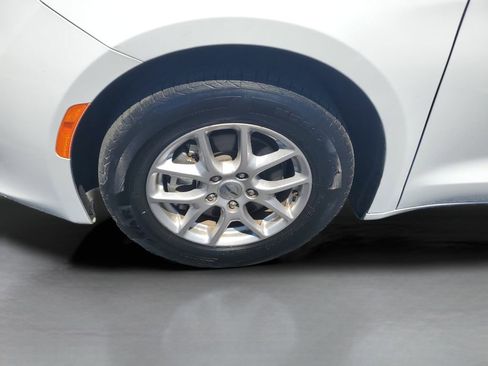 Used 2024 Chrysler Voyager LX FWD image 10