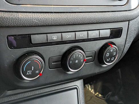 Used 2014 Volkswagen Tiguan S image 27