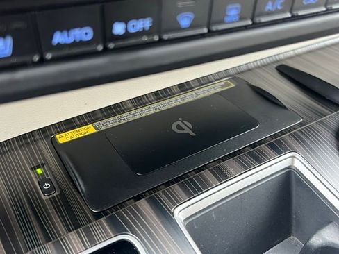 Used 2023 Toyota Sienna Limited image 24