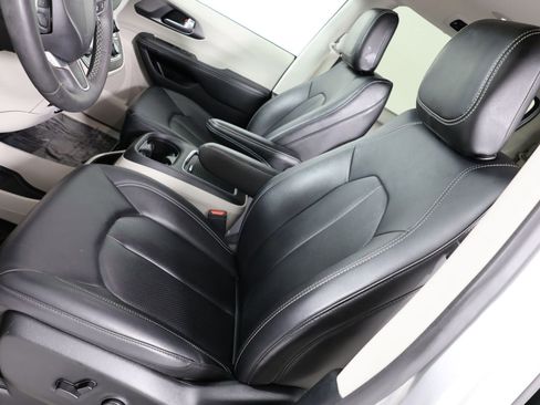 Used 2024 Chrysler Pacifica Touring-L image 9