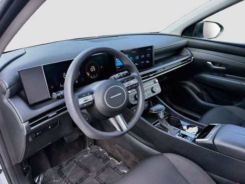 Certified 2025 Hyundai Tucson SE FWD image 9
