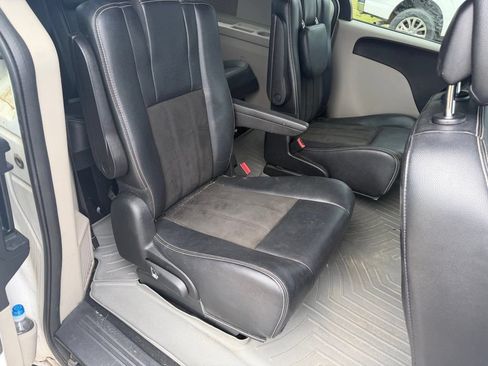 Used 2019 Dodge Grand Caravan SXT FWD image 12
