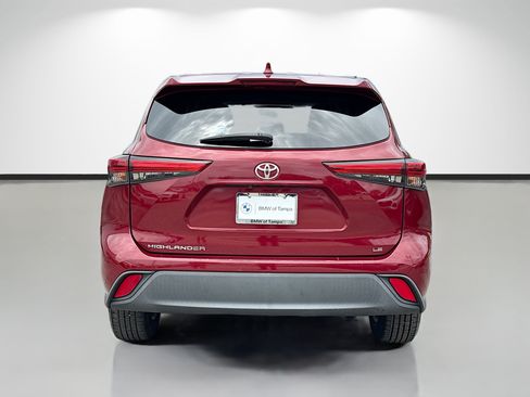Used 2020 Toyota Highlander LE FWD image 4