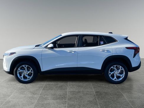 Used 2024 Chevrolet Trax LS w/ LS Convenience Package FWD image 2