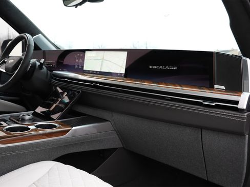 Certified 2025 Cadillac Escalade ESV Sport Platinum w/ LPO, ONYX Package image 26