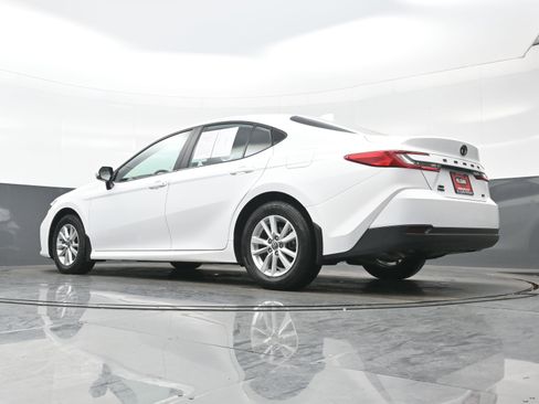 Used 2025 Toyota Camry LE w/ Convenience Package image 29
