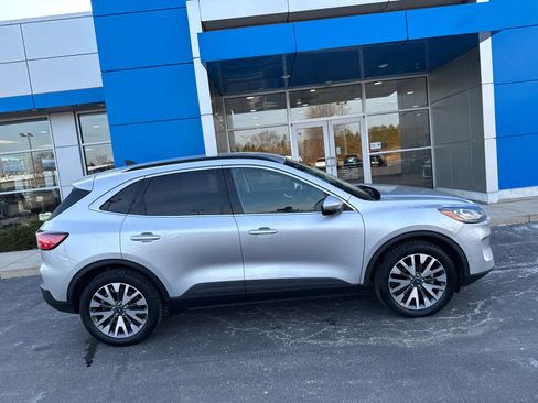 Used 2020 Ford Escape Titanium image 3