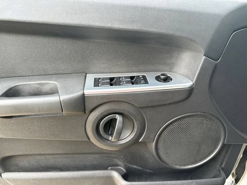 Used 2008 Jeep Commander Sport RWD image 13