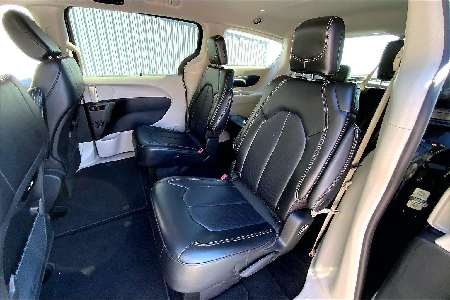 Used 2024 Chrysler Pacifica Touring-L FWD image 24
