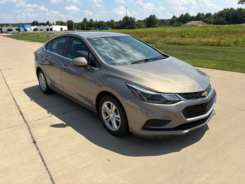 Used 2018 Chevrolet Cruze LT w/ Convenience Package FWD image 8