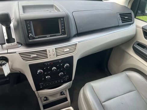 Used 2012 Volkswagen Routan SE FWD image 26
