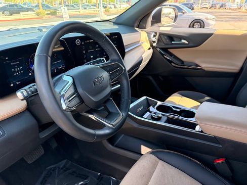 Used 2025 Chevrolet Equinox ACTIV w/ Safety and Technology Package FWD image 17