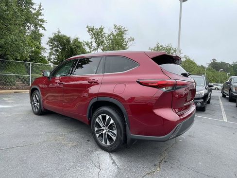 Used 2022 Toyota Highlander XLE AWD/4WD image 12