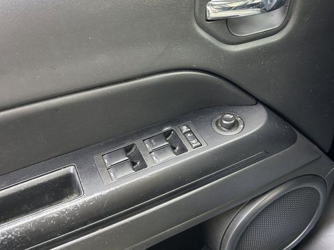 Used 2016 Jeep Patriot Latitude w/ Sun/Sound Group AWD/4WD image 17