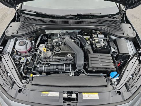 Certified 2025 Volkswagen Jetta SE w/ Sunroof Package image 9