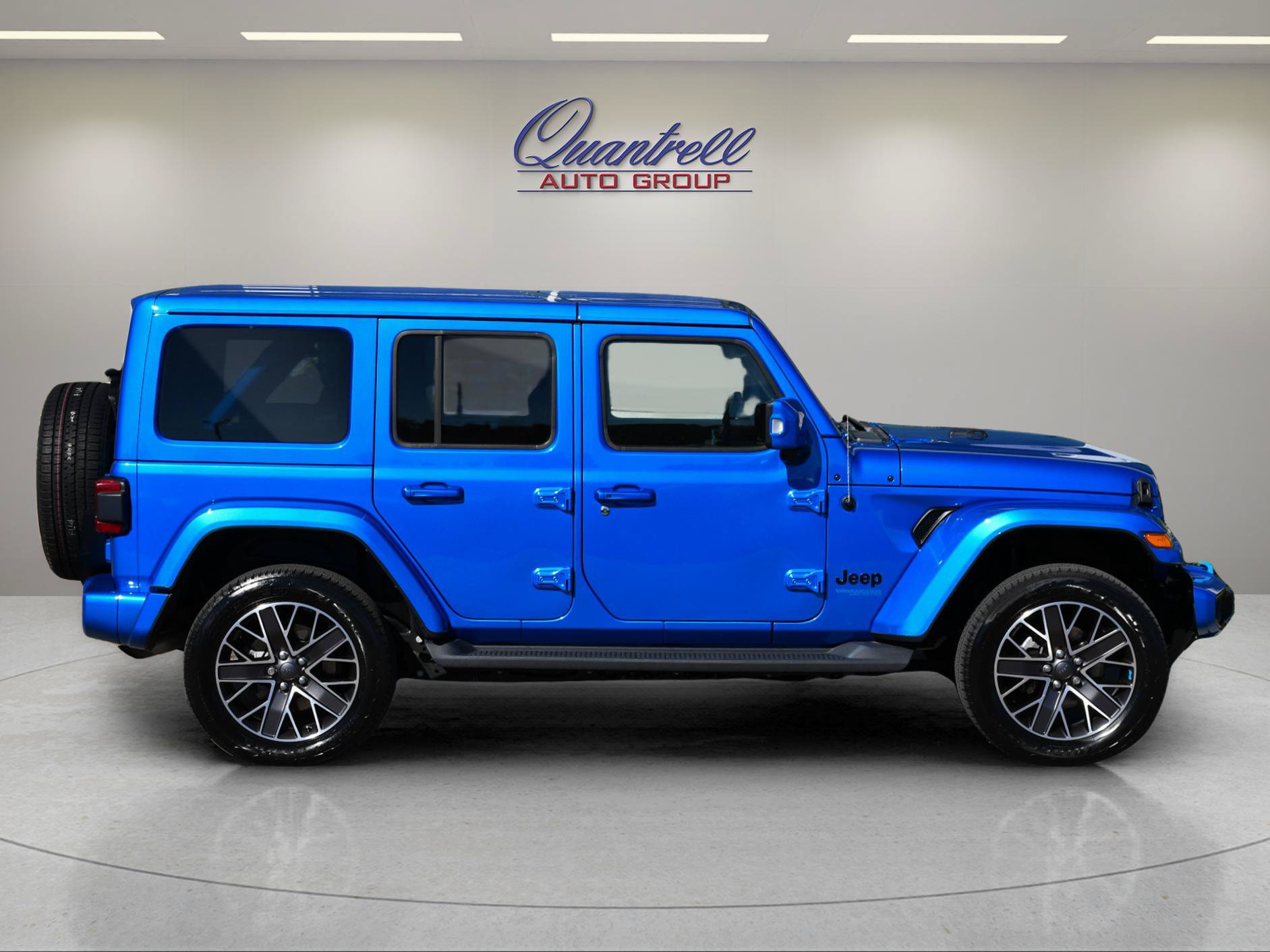 Used 2022 Jeep Wrangler Unlimited Sahara AWD/4WD image 3