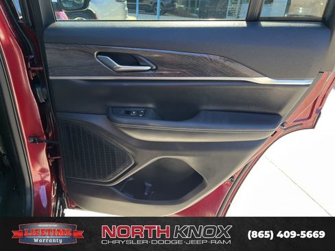 Used 2025 Jeep Grand Cherokee Limited image 23