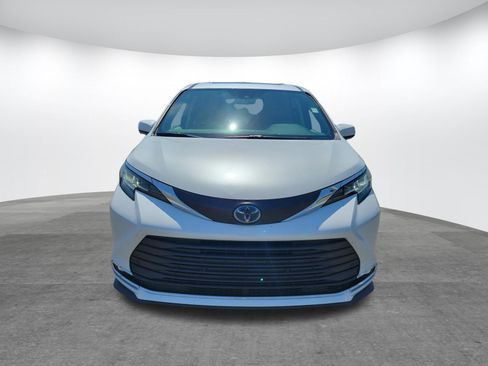Certified 2023 Toyota Sienna XLE FWD image 2