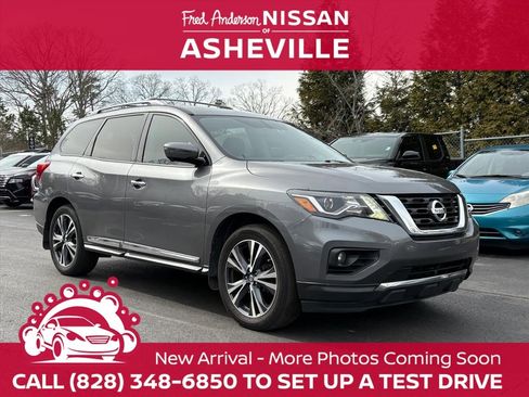Used 2017 Nissan Pathfinder Platinum image 1