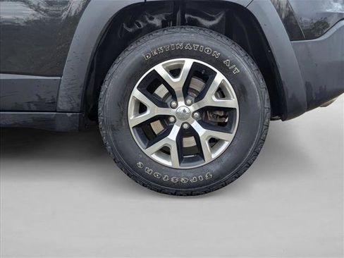 Used 2015 Jeep Cherokee Trailhawk w/ Comfort/Convenience Group AWD/4WD image 9