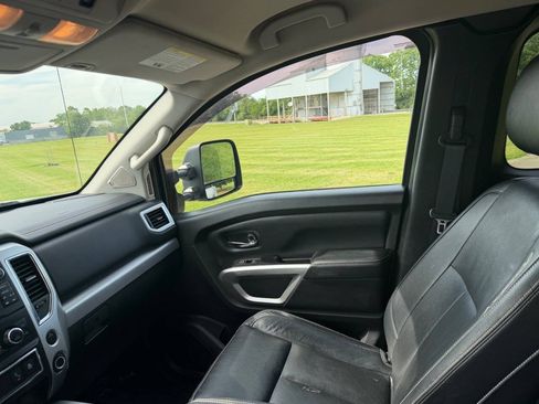 Used 2018 Nissan Titan PRO-4X AWD/4WD image 11