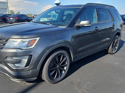 Used 2017 Ford Explorer XLT w/ Equipment Group 202A FWD image 4