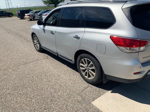 Used 2014 Nissan Pathfinder SL w/ SL Tech Package FWD image 4
