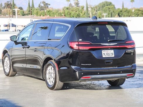 Certified 2024 Chrysler Pacifica Touring-L image 7