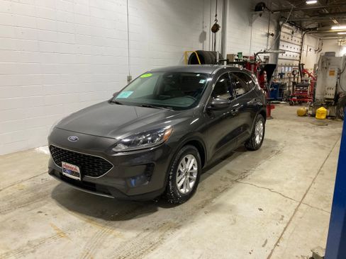 Used 2020 Ford Escape SE image 1