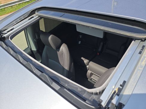 Used 2024 Honda Odyssey Touring image 3