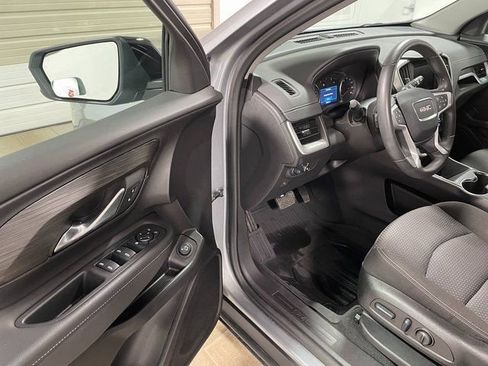 Used 2024 GMC Terrain SLE w/ Driver Convenience Package image 9